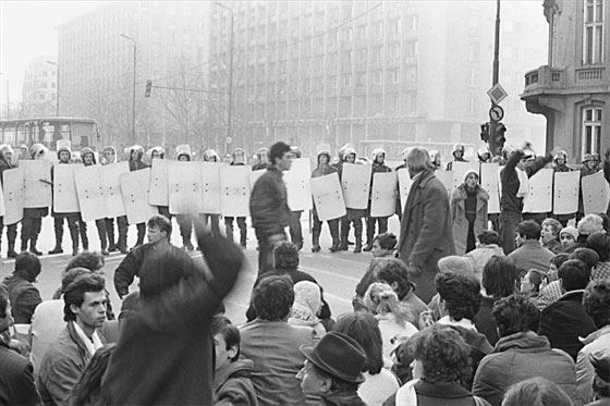 Carte Decembrie '89 in 89 de imagini autor Andrei Pandele editura Humanitas